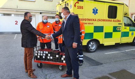 Trhosvinenská A. Schmied darovala 800 kusů evil eye brýlí jihočeským záchranářům